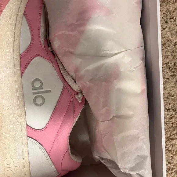 Alo yoga recovery Pink and White Sneakers W7 -worn 2x - Picture 2 of 5